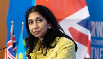 Sunak odvolal ministerku vnútra Bravermanovú, nahradil ju expremiér Cameron