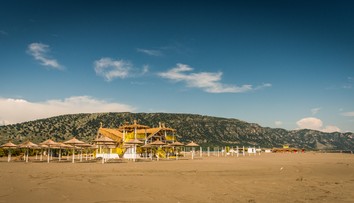 Štyria ľudia zomreli po prestrelke, ktorú spustil spor albánskych hoteliérov o ležadlá na pláži