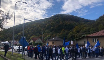 Odborári blokovali hlavný ťah na Donovaly a horský priechod Šturec