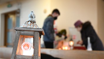 Betlehemské svetlo je už na Slovensku. Skauti ho prevzali z Rakúska