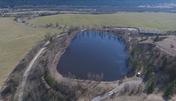 Jama plná toxického kalu v Predajnej hrozí preliatím. Sú v nej nebezpečné gudróny