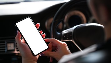 Nový trik podvodníkov. Mužovi sa na diaľku nabúrali do telefónu, pripravili ho o tisíce