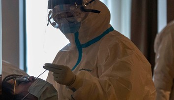 Zatvorte úplne všetko na mesiac, odporúča čínsky virológ