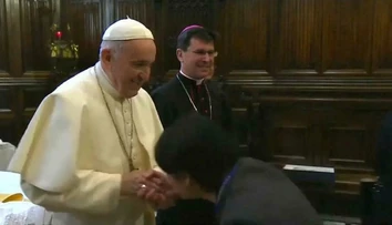 Video odhalilo, čo pápež nemá rád: Bozk na prsteň od veriacich
