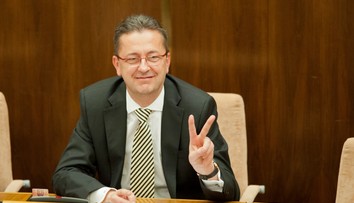 Pre povýšenie ministrov príde o miesto zamestnanec ministerstva