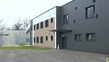 Detenčný ústav v Hronovciach má prvých klientov. Obec si naň postupne zvyká