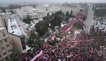 Proti krokom vlády protestovali vo Varšave desaťtisíce priaznivcov PiS