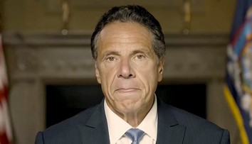 Guvernér Cuomo odmietol obvinenia z nevhodných dotykov a obťažovania