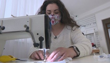 Šiť sa naučila sama vďaka videám, rovno začala so šatami. Jej doménou sú však kabelky