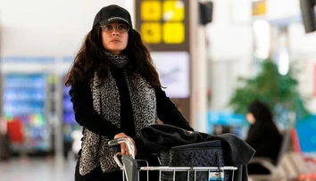 Salma Hayek je presne ako my všetci. Pozrite, čo „vyviedla“ na letisku