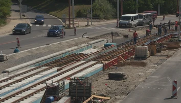 Karlovou Vsou sa nesie dunivý zvuk pri prejazde električkou. Zhotoviteľ už zrejme našiel riešenie
