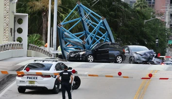 VIDEO: Tragédia na Floride. Kus žeriavu aj s robotníkom sa zrútil na prechádzajúce autá