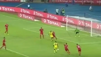 VIDEO: Gól turnaja? Útočník si na APN takto prehodil loptu cez dvoch hráčov