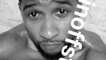 Spevák ukázal viac, ako mal. Nahá fotka vo vani