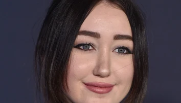 Sestra Miley Cyrus v odvážnych šatách. Má 17, ale nie telo dievčatka