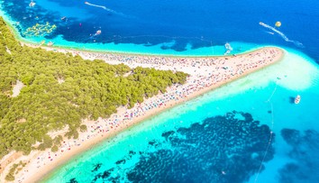 Jedna z najznámejších chorvátskych pláží pravidelne mení svoj tvar. Tentokrát kus z nej odtrhla búrka