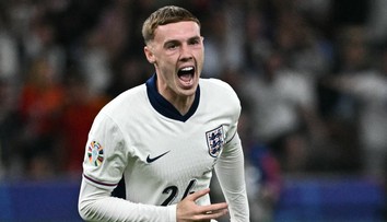 Na Eure ani raz nenastúpil v základnej zostave. Tri mesiace po ňom sa stal anglickým futbalistom roka