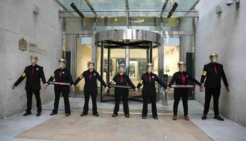 Environmentálni aktivisti sa zlepili pred budovou londýnskej burzy