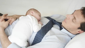 Stále nie je dohoda na tom, kto bude platiť otcovskú dovolenku tesne po pôrode