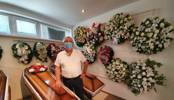 Šéf pohrebnej služby: O smrti sa v rodinách nehovorí, blízki nedokážu zosnulých ani obliecť