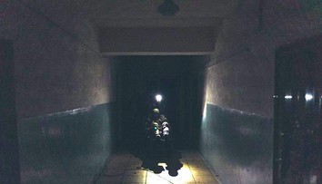 Pacientov operujú bez elektriny. Výpadky prúdu na Ukrajine nútia ľudí improvizovať