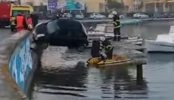VIDEO: Vodička zázračne "zaparkovala" nad vodou. Zostala visieť vo vzduchu
