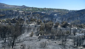 Veľký požiar pri Aténach sa podarilo uhasiť, stále však hrozí vznietenie