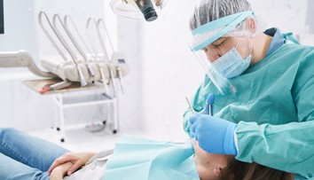 Modelke sľúbil, že jej zadarmo opraví zuby. Namiesto toho ju uniesol a znásilnil