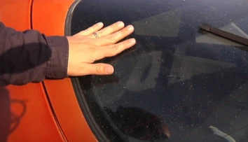 Niekto v Humennom zničil desiatky áut sivými bodkami