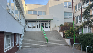 Poplach na školách sa opakuje. Aj v stredu na niektoré nahlásili bomby