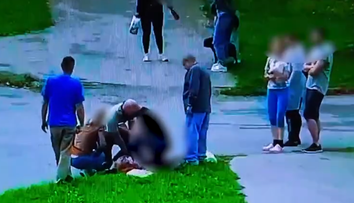VIDEO: Dráma v Revúcej. Policajti bojovali o život ženy, ktorá skolabovala na ulici