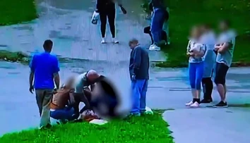 VIDEO: Dráma v Revúcej. Policajti bojovali o život ženy, ktorá skolabovala na ulici