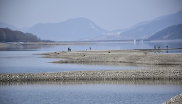 Pátranie po rybároch na Liptovskej Mare. Prevrátil sa im čln, dvaja sa nevynorili