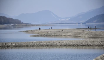 Pátranie po rybároch na Liptovskej Mare. Prevrátil sa im čln, dvaja sa nevynorili