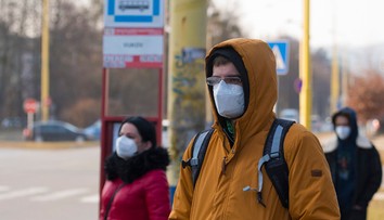 Respirátory sú od pondelka povinné vo všetkých interiéroch. Pozrite si, kto má výnimku