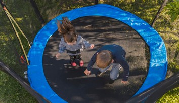 Desaťročnému chlapcovi zo Škótska prišlo nevoľno po skákaní na trampolíne. V nemocnici zomrel