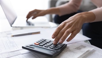 Mladá žena zažila šok. Po večeri s priateľmi zistila, že banke dlhuje rekordnú sumu peňazí