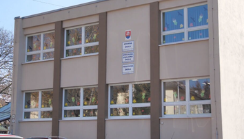 O pomoc prosia ľudí. Škola v Púchove, ktorá sa stará o postihnuté deti, nemá rovnaký nárok na dotácie