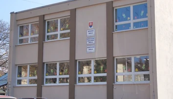 O pomoc prosia ľudí. Škola v Púchove, ktorá sa stará o postihnuté deti, nemá rovnaký nárok na dotácie