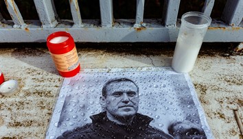 Polícia v Rusku narušovala pietne spomienky na počesť Navaľného