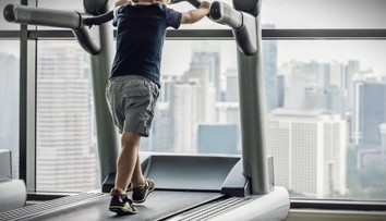 VIDEO: Syna považoval za tučného, nútil ho behať na bežiacom páse. Chlapec (6) následkom týrania zomrel