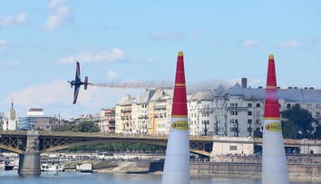 Red Bull Air Race v Budapeštil ovládol Američan Kirby Chambliss