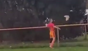 VIDEO: Frustrovaný hráč šokoval svojim skratom: Jediným kopancom zabil sliepku