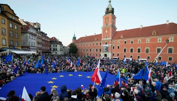 Tisíce Poliakov demonštrovalo proti verdiktu súdu a za členstvo v Európskej únii