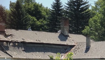 Obávajú sa rakoviny: Obyvateľov Strážskeho nahnevalo neodborné búranie azbestovej strechy