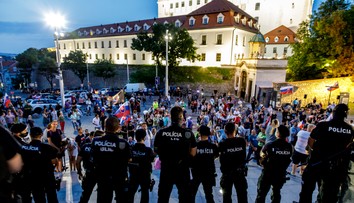 Lengvarského zákon o covidpasoch prešiel prvým čítaním. Protest pred parlamentom bude pokračovať