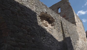 Zrútila sa ďalšia časť hradného muriva v Trenčíne. Miestni sa obávajú, že spadne celý múr