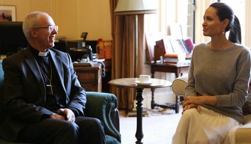 Poriadne faux pas. Angelina Jolie na stretnutí s arcibiskupom bez podprsenky