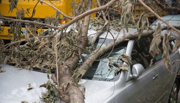 Vážna nehoda v Ostrej Lúke. Po náraze do stromu zostali v aute zakliesnené dve osoby, jednu oživovali