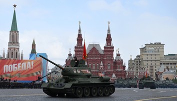 OBRAZOM: Vojenskú prehliadku v Moskve poznačilo nepriaznivé počasie. Objavil sa na nej iba jeden tank
